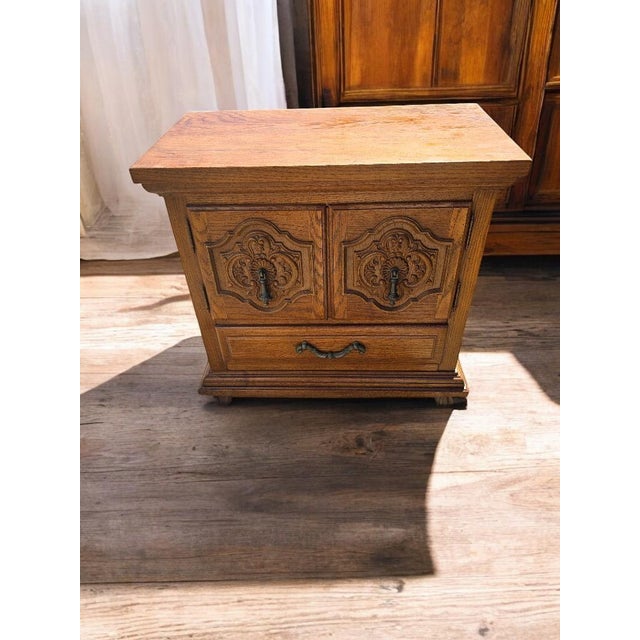 This beautiful BROYHILL FURNITURE nightstand is a must-have for any indoor space. Crafted from walnut and wood, this fully...