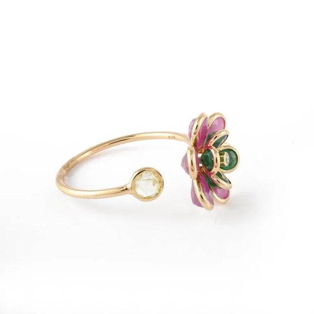 Metal 2.52ct Ruby Emerald Art Deco Flower Ring Size 7 in 18k Yellow Gold For Sale - Image 7 of 16
