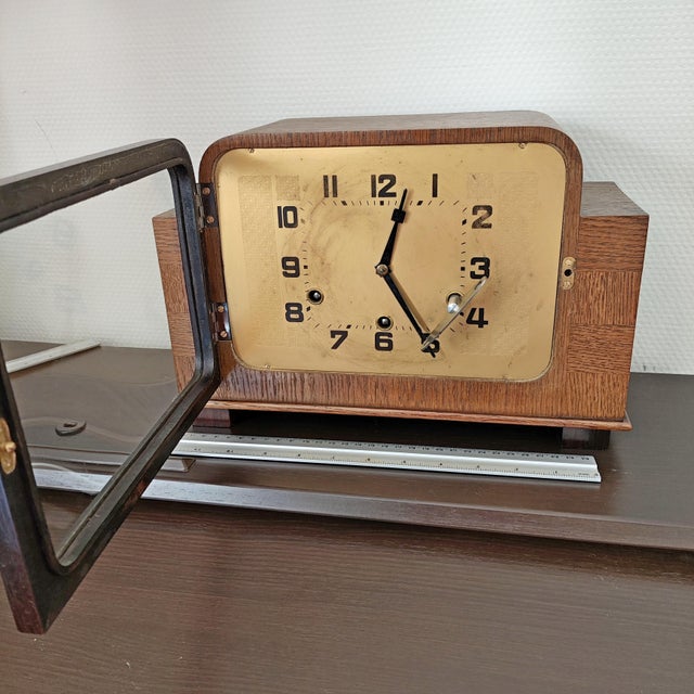 1920s 1925 Art Deco Oak Mantel Westminster Clock by Hamburg Amerikanische Uhrenfabrik (Hau) For Sale - Image 5 of 9