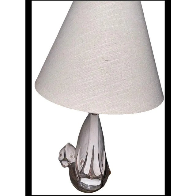 Italian MCM Table Lamp . Ivo De Santis Gli Etruschi Table Lamp . Ivo De Santis Gli Etruschi Mid-Century Italian Ceramic Fish Group Table Lamp For Sale - Image 3 of 12