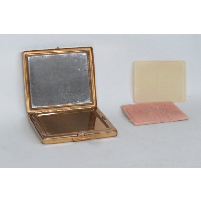 Mid 20th Century Flato Gold Tone Lucky Clover Pattern Compact VTG Mirrored Powder Case 4762b For Sale - Image 5 of 17