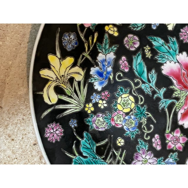Presented is a beautiful vintage Chinese Jingdezhen Zhongguo Famille Noire Mille Fleur decorative plate. This hand-painted...