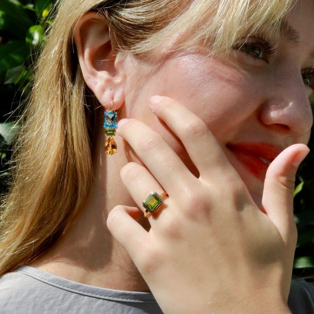 Kai Bella 2.50ctw Emerald-Cut Peridot East-West Ring, Size 6 in 14k Gold (All Sizes Available) For Sale - Image 11 of 12