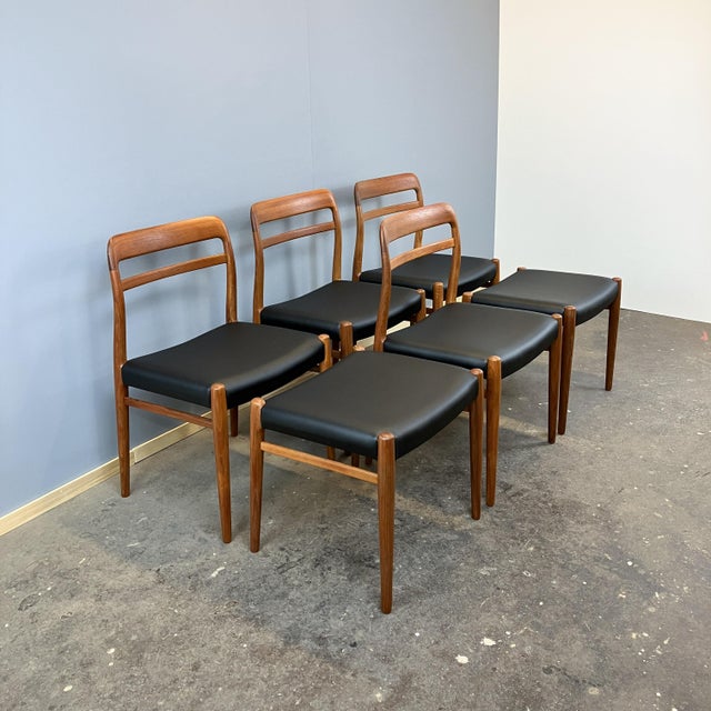 This set of chairs, made in norway, is a classic of scandinavian mid-century design with its understated elegance. The...
