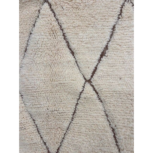 Handwoven Moroccan Beni Ouarain Rug in Natural Wool with Diamond Pattern, 2010s For Sale - Image 4 of 12