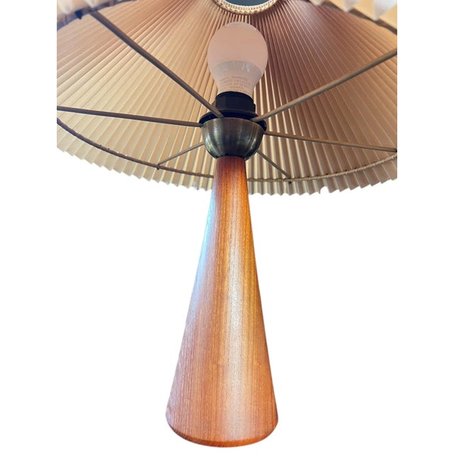 This beautiful Swedish table lamp from Nordiska Kompaniet (brand present on the plug) is a design classic of Scandinavian...