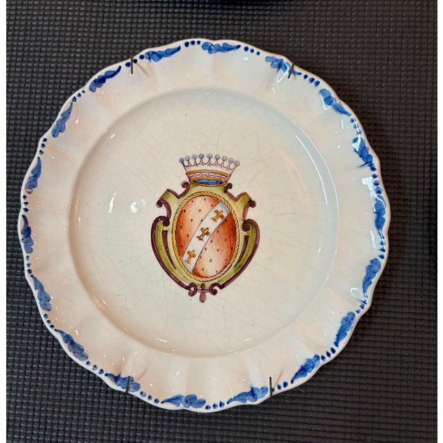 Set of Four Antique Italian Hand-Painted Armorial Faience Plates For Sale - Image 4 of 12