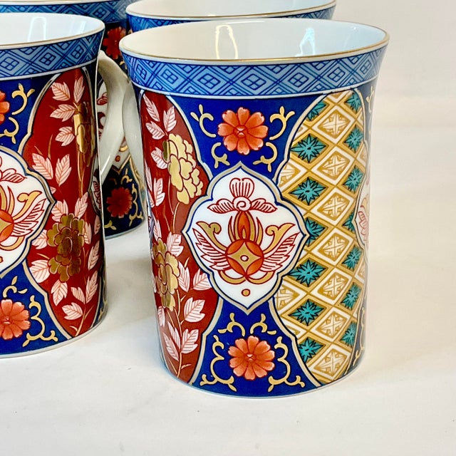Imari Porcelain 1950s Vintage Chinoiserie Japanese Imari Luncheon Plates and Mugs - Set of 8. For Sale - Image 4 of 13
