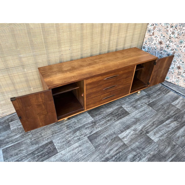 Mid Century Modern Broyhill Sculptra Credenza/Buffet With Casters. Circa 1960s For Sale - Image 9 of 16