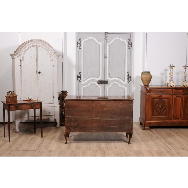 18th Century Venetian Walnut and Mahogany Commode with Bookmatched Veneer For Sale - Image 12 of 12