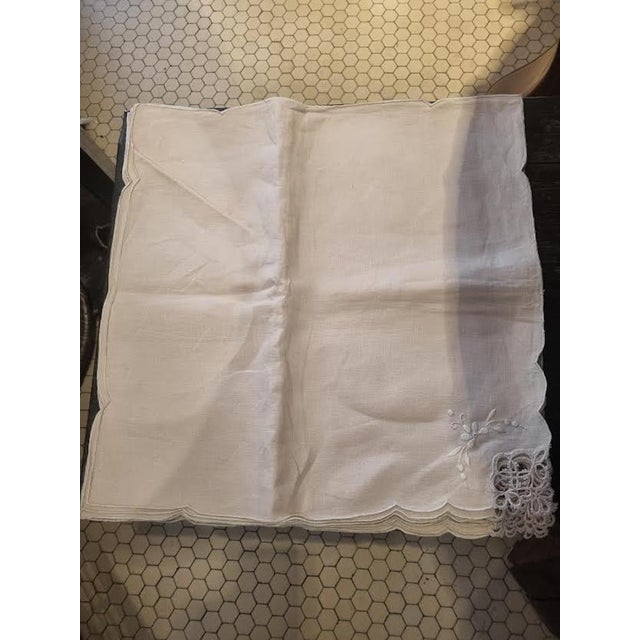 1950s Hand-Tapped Linen Tablecloth with 12 Napkins, 1950s, Set of 13 For Sale - Image 5 of 6