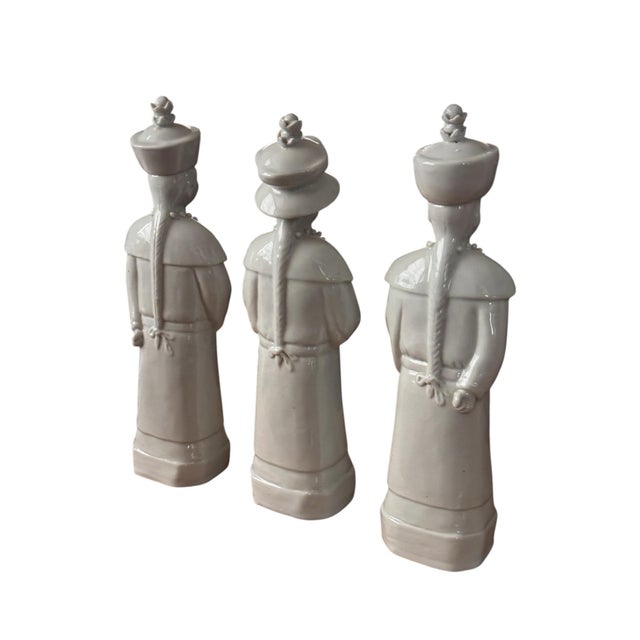 Qing Emperor White Porcelain Figures, 3 Generations For Sale - Image 9 of 12