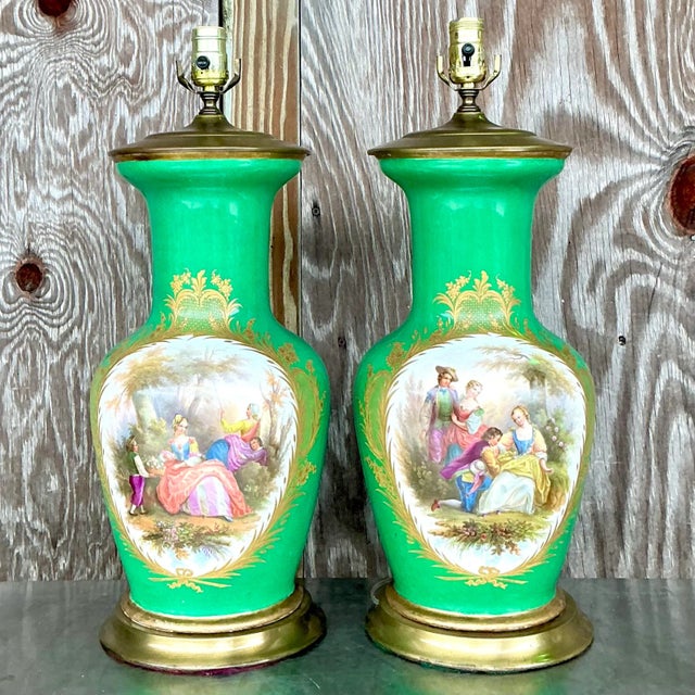 This pair of vintage Regency Stiffel figurative lamps exudes elegance and sophistication, featuring intricately detailed...