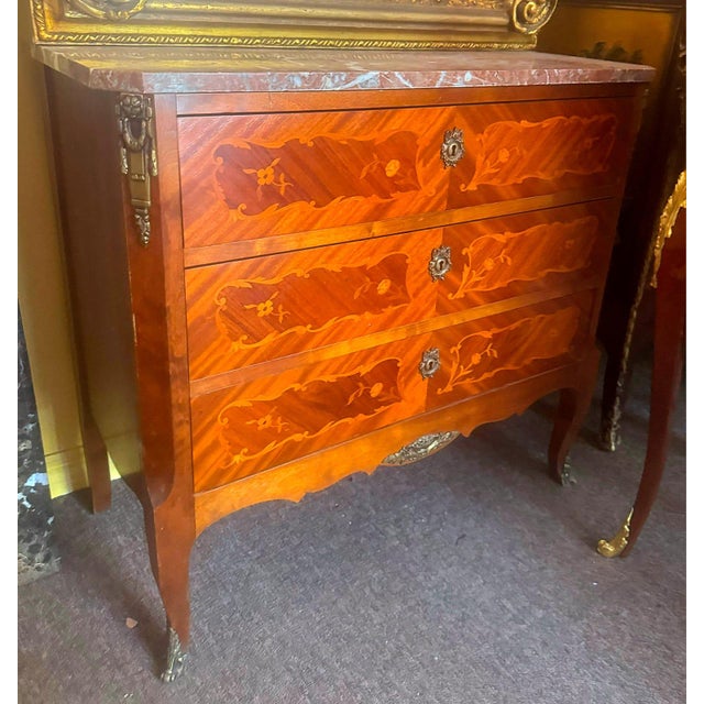 French French Louis XV Marble Top Commode Chest – Floral Marquetry With Bronze Hardware For Sale - Image 3 of 7