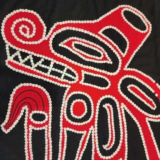 Museum Exhibited 1920s Native American Child's Button Blanket | Northwest Coast Wolf Crest Regalia | Smithee Collection Nacre Wool Robe For Sale - Image 4 of 14