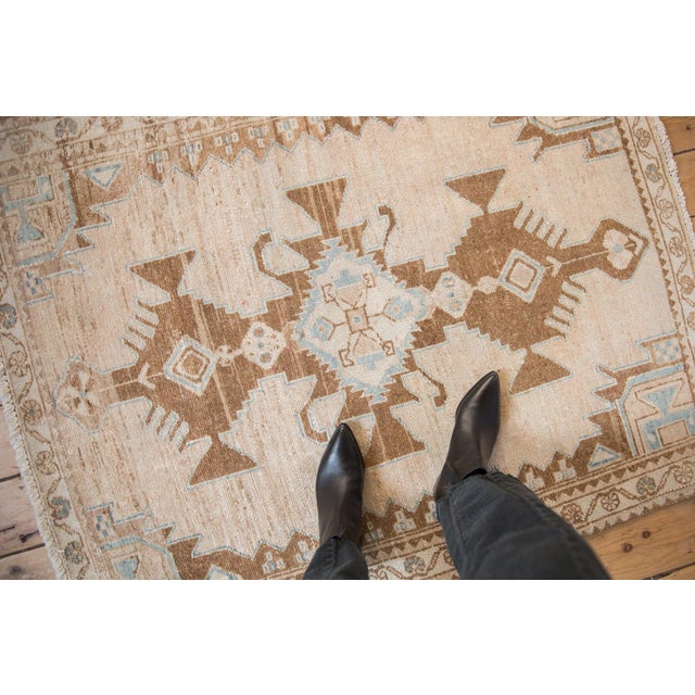 :: Triple center medallion with serrated and finned contour atop an open abrashed field with thin banded main meandering...