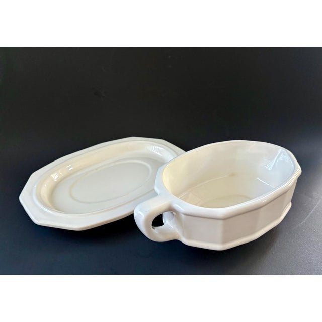 Adam Pfaltzgraff Vintage Pfaltzgraff Gravy Boat & Underplate – Heritage White Stoneware – Midcentury Tableware – 1963 For Sale - Image 4 of 9