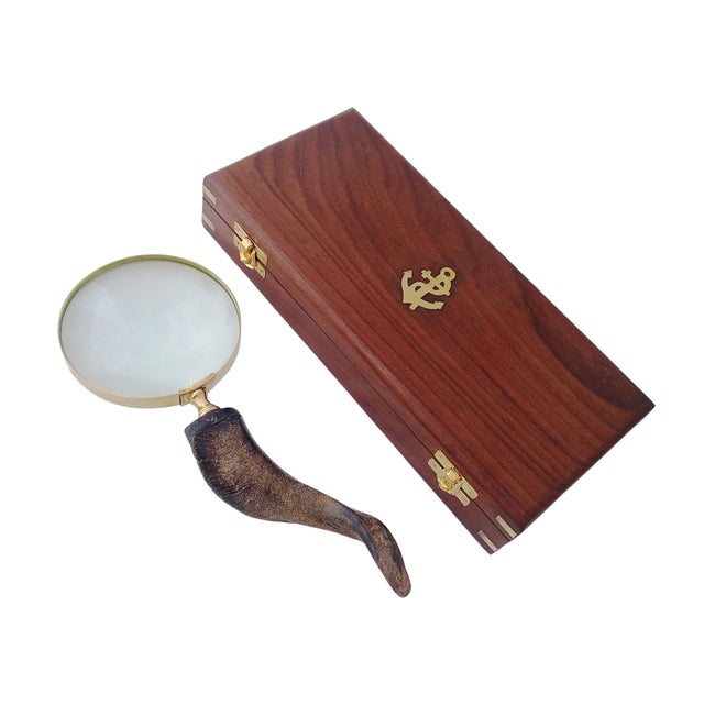 Discover timeless elegance with this superb antique-style stag horn handle magnifying glass, a truly unique and eye-...
