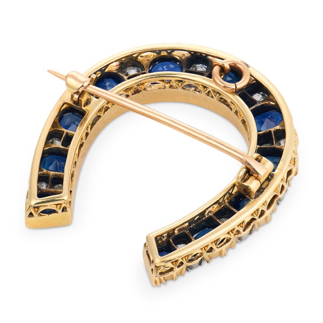 Late 19th Century Victorian 9.20 Carat Sapphire Diamond 18k Yellow Gold Silver Horseshoe Brooch For Sale - Image 4 of 5