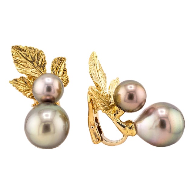 Late 20th Century Pair of 18k Tahitian Pearl Earrings For Sale