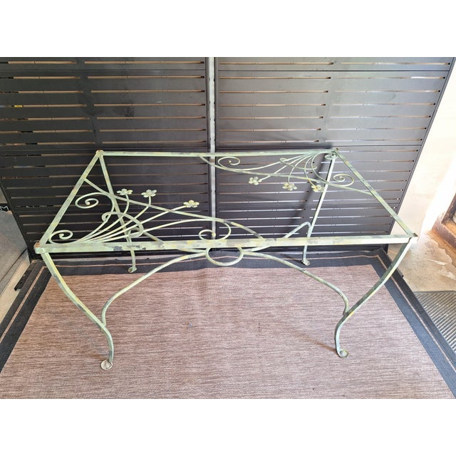 Beautiful vintage patio table and chairs.. (No Glass)