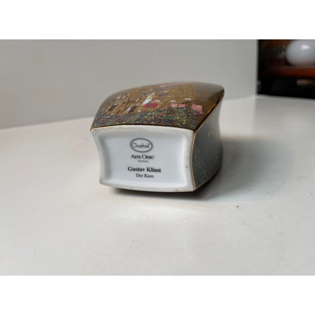 Artis Orbis Series The Kiss by Gustav Klimt Vase in Porcelain from Goebel, 2000s For Sale - Image 3 of 8