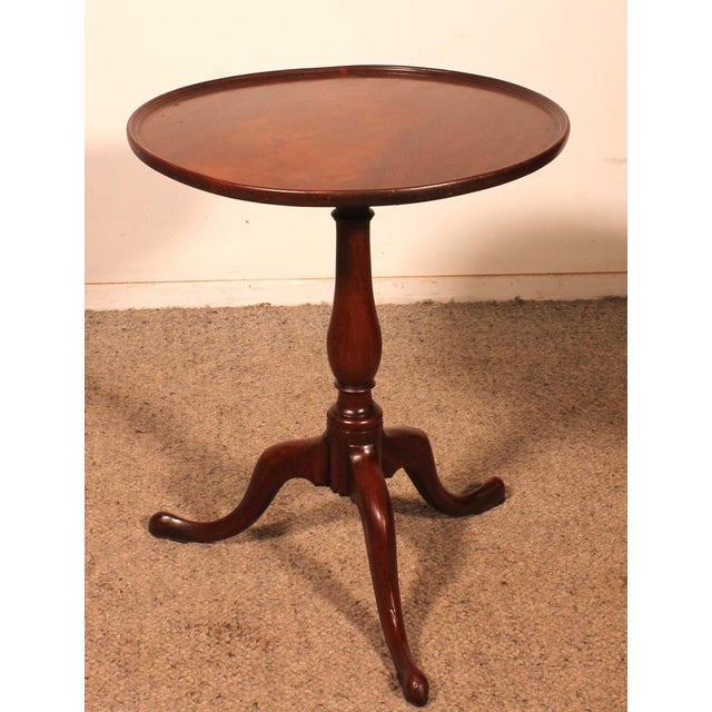 Elegant English pedestal table in solid mahogany circa 1800 Small, unusual model since it is smaller and lower than usual...
