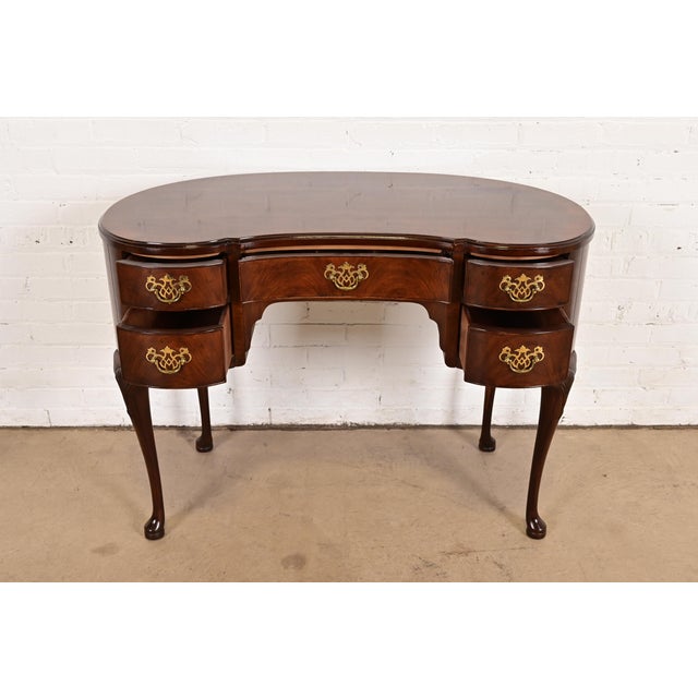 1980s Henredon Queen Anne Mahogany Kidney Shaped Desk or Vanity For Sale - Image 5 of 17