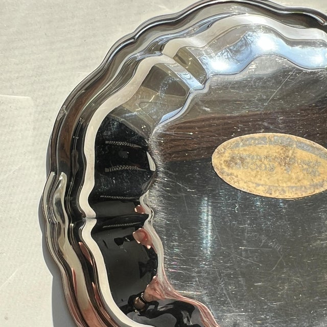 A beautifully reflective vintage silverplate serving dish by Wm. A. Rogers, manufactured by Oneida Ltd., featuring an...