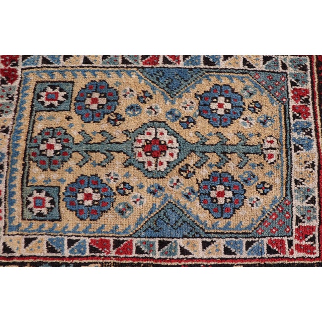 Measures: 3'3 x 4'6 Antique Oushak Turkish Rug with Floral Medallion Design. Keivan Woven Arts / rug X23-0808-41, country...