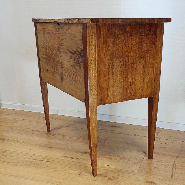Small Biedermeier Chest of Drawers in Walnut Veneer, 1820 For Sale - Image 6 of 18