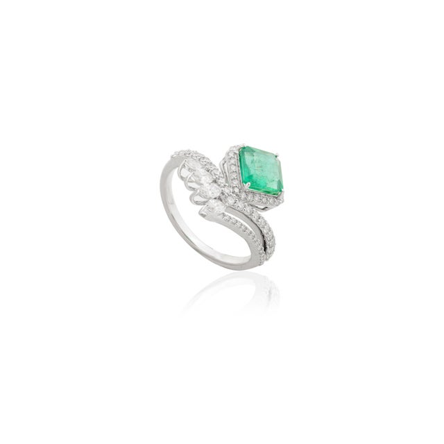 Modern Aristocrat Creative Design Emerald & Diamond Ring in 18k White Gold Size 5.5 For Sale - Image 3 of 12