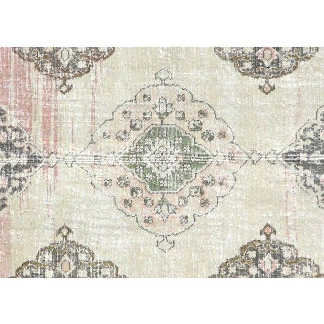 Originating from the renowned Oushak region of Western Turkey, this vintage rug represents the pinnacle of Anatolian...