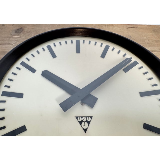 Industrial Bakelite Factory Wall Clock from Pragotron, 1960s For Sale - Image 15 of 18