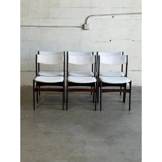 These elegant dining chairs feature ergonomically curved backrests paired with classic floating seats. The organic solid...