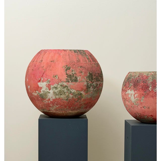 The largest measures 55 cm in diameter and 50 cm high, the smallest has a diameter of 40 cm and a height of 30 cm.