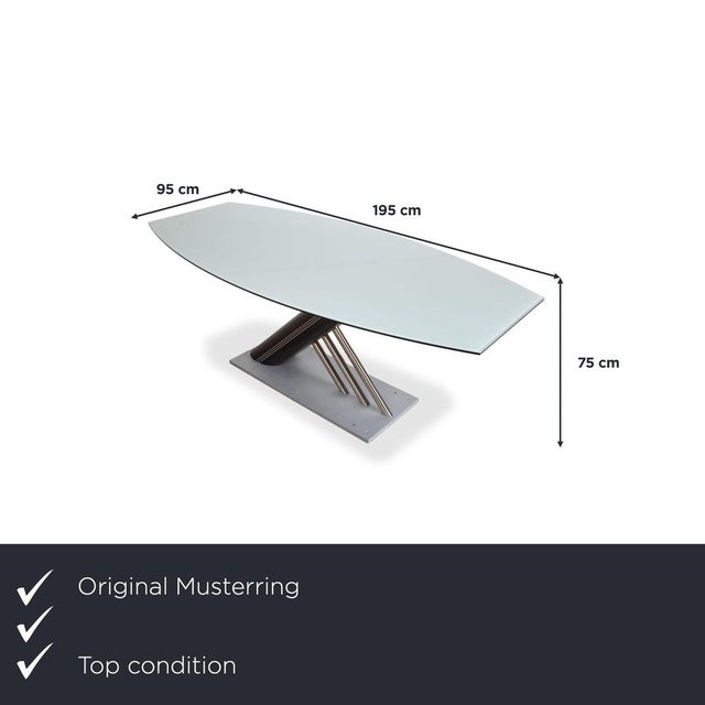 The Rosario table by Musterring is a symbol of extravagant design. The boat-shaped tabletop, whose basic form oscillates...