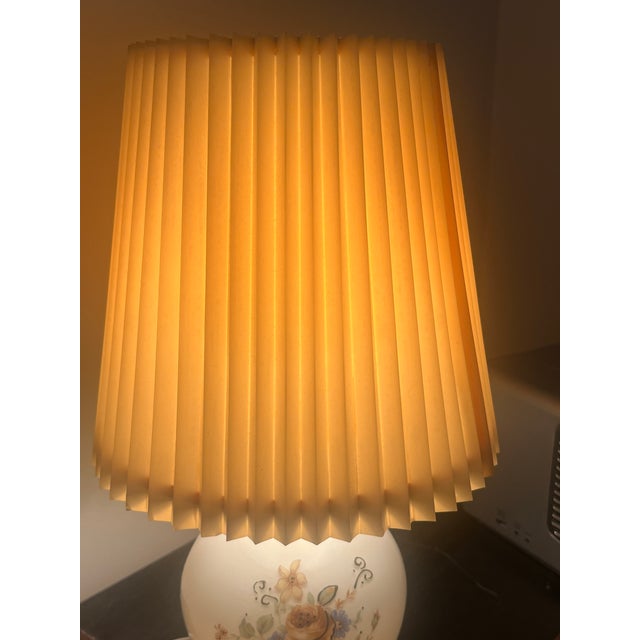 Victorian Vintage 1978 Ef & Ef Industries Floral Milk Glass Table Lamp For Sale - Image 3 of 4