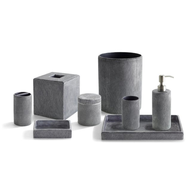 Crafted from finely sculpted resin, our Mesh bath accessories replicate perforated metal, giving each collection piece a...