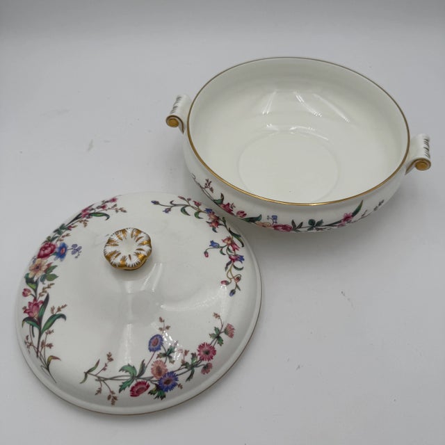 1950s Covered Vegetable Dish by Wedgwood in Devon Sprays Bone China For Sale - Image 9 of 9