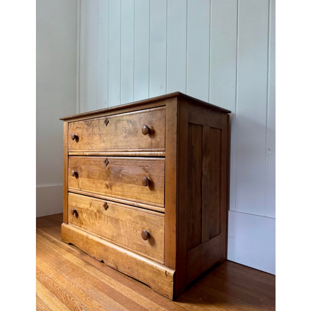 Late 19th century English country chest of drawers in oak and pine features 3 drawers with wooden escutcheons in original...