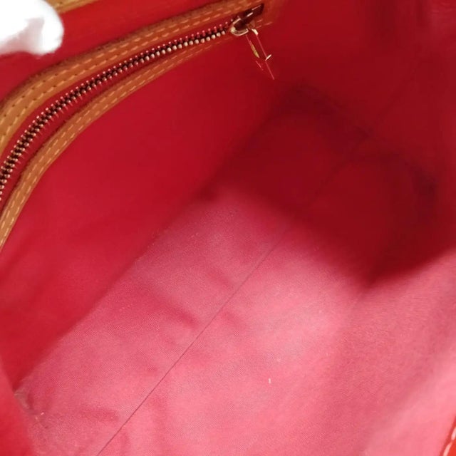 Louis Vuitton A 2004 Louis Vuitton Red Vernis Patent Leather and Vachetta Reade Hand-Bag For Sale - Image 4 of 18
