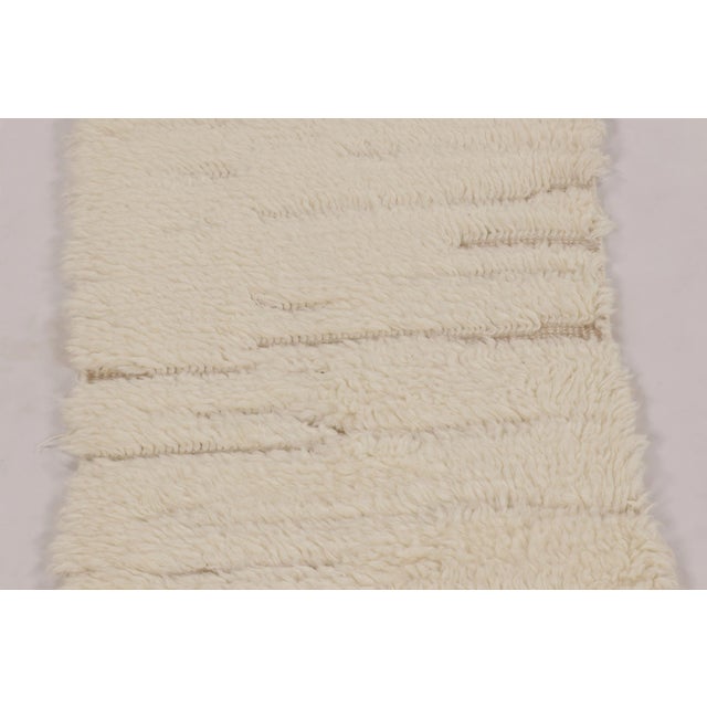Rug & Kilim Rug & Kilim’s Contemporary Moroccan-Inspired Shag Rug in Beige and White Tones For Sale - Image 4 of 9