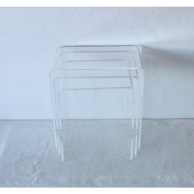 Mid-Century Modern 1980s Vintage Mid-Century Modern Lucite Acrylic Waterfall Nesting Tables-Set of 3 For Sale - Image 3 of 10