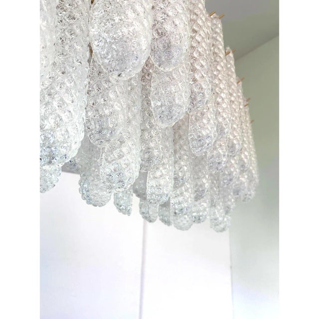 Elegant and contemporary “conchiglie” chandelier in matt gold 24k finishing. very bright and lively murano glass for...
