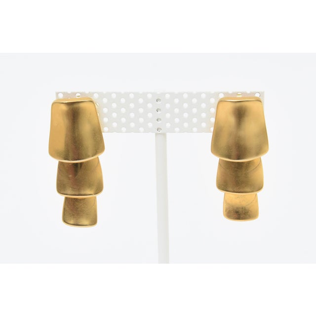 Robert Lee Morris Vintage Robert Lee Morris Gold Plated Sculptural Dangle Earrings, 1980's For Sale - Image 4 of 10