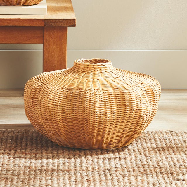Kenneth Ludwig Chicago Evren Vase Short For Sale - Image 4 of 9