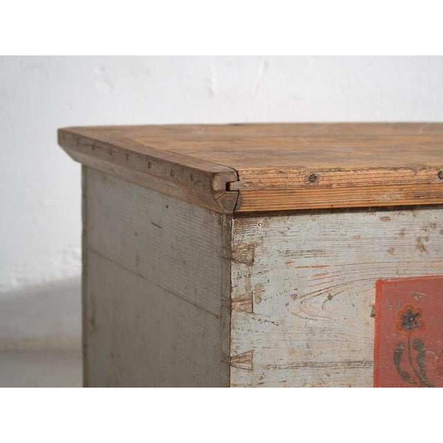 Gray Trunk with Floral Details, 1878 For Sale - Image 5 of 18