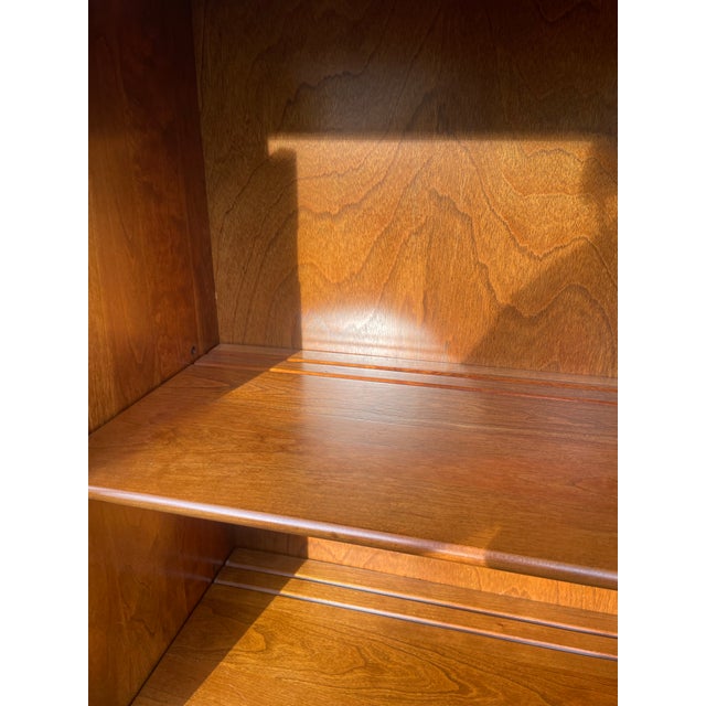 Traditional Ethan Allen Mount Vernon Hutch Top Curio Display Wood and Glass Display Cabinet For Sale - Image 3 of 12