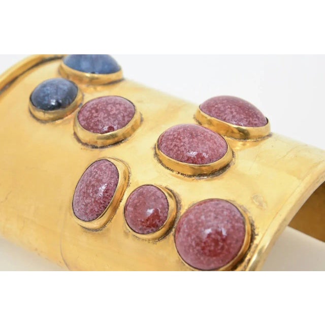 1970s Vintage Signed Mary McFadden Brass, Agate Stone and Lapis Lazuli Wide Cuff Bracelet Rare For Sale - Image 5 of 15